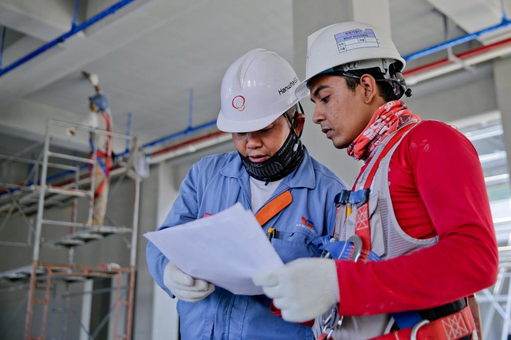 perbedaan kontraktor dan pemborong